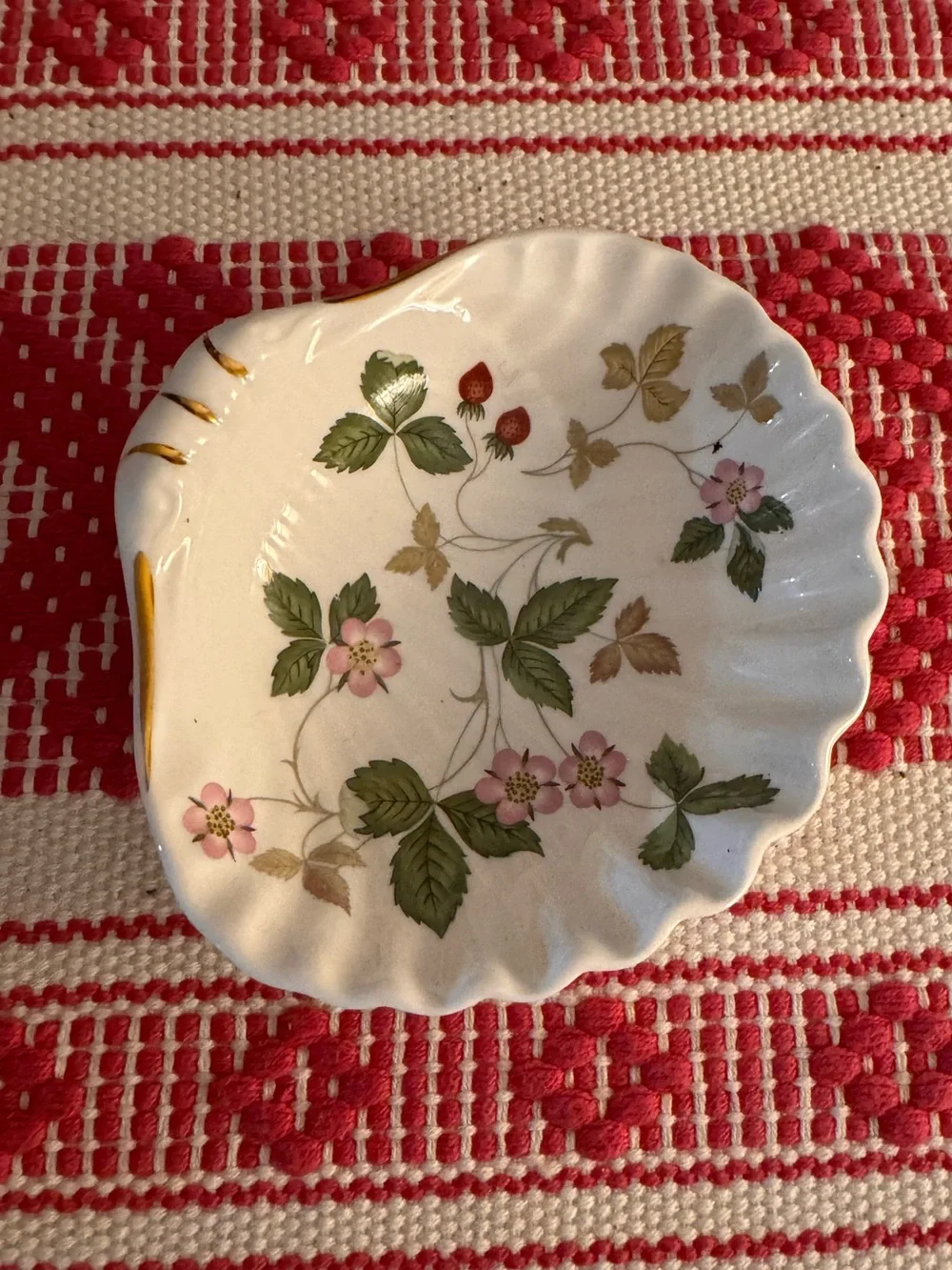 Wedgwood wild strawberry scallop dish, like new